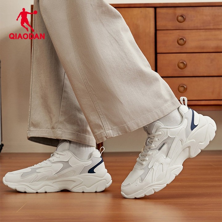 Qiaodan รองเท้าหนังกันน้ําสีขาวสำหรับผู้ชาย เหมาะสำหรับการสวมใส่ในกิจกรรมกีฬาและการใช้งานทั่วๆ ไป XM45230321 — รองเท้ากีฬา แบรนด์ Qiaodan ของแท้ 100% เช็คราคาจาก Shopee Lazada thumbnail 6
