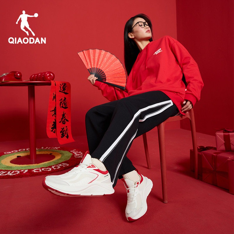 Qiaodan รองเท้าลำลองสีแดงปีใหม่สำหรับผู้หญิง แบบพลาตฟอร์ม พร้อมตาข่ายระบายอากาศ คิวเอ็ก QXB022251212 — รองเท้ากีฬา แบรนด์ Qiaodan ของแท้ 100% เช็คราคาจาก Shopee Lazada thumbnail 5