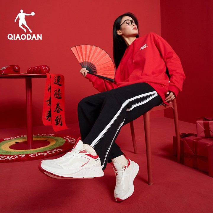 Qiaodan รองเท้าลำลองสีแดงปีใหม่สำหรับผู้หญิง แบบพลาตฟอร์ม พร้อมตาข่ายระบายอากาศ คิวเอ็ก QXB022251212 — รองเท้ากีฬา แบรนด์ Qiaodan ของแท้ 100% เช็คราคาจาก Shopee Lazada thumbnail 5