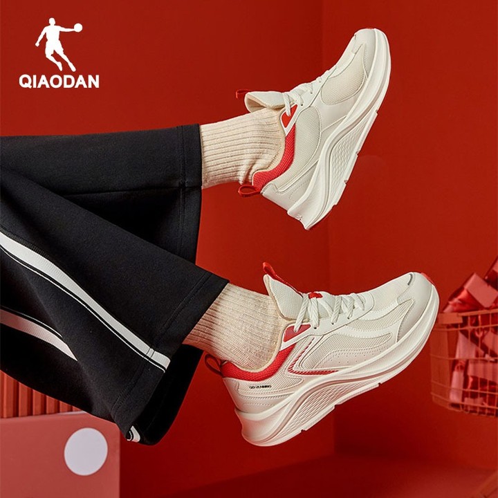 Qiaodan รองเท้าลำลองสีแดงปีใหม่สำหรับผู้หญิง แบบพลาตฟอร์ม พร้อมตาข่ายระบายอากาศ คิวเอ็ก QXB022251212 — รองเท้ากีฬา แบรนด์ Qiaodan ของแท้ 100% เช็คราคาจาก Shopee Lazada thumbnail 2