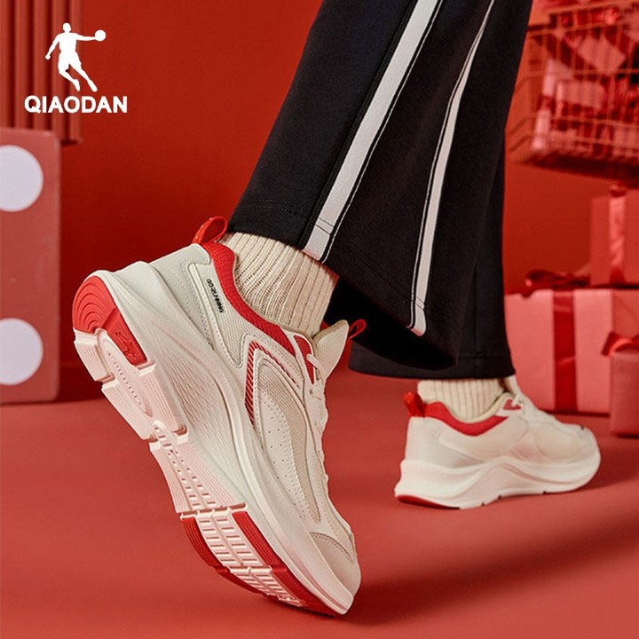 Qiaodan รองเท้าลำลองสีแดงปีใหม่สำหรับผู้หญิง แบบพลาตฟอร์ม พร้อมตาข่ายระบายอากาศ คิวเอ็ก QXB022251212 — รองเท้ากีฬา แบรนด์ Qiaodan ของแท้ 100% เช็คราคาจาก Shopee Lazada thumbnail 3