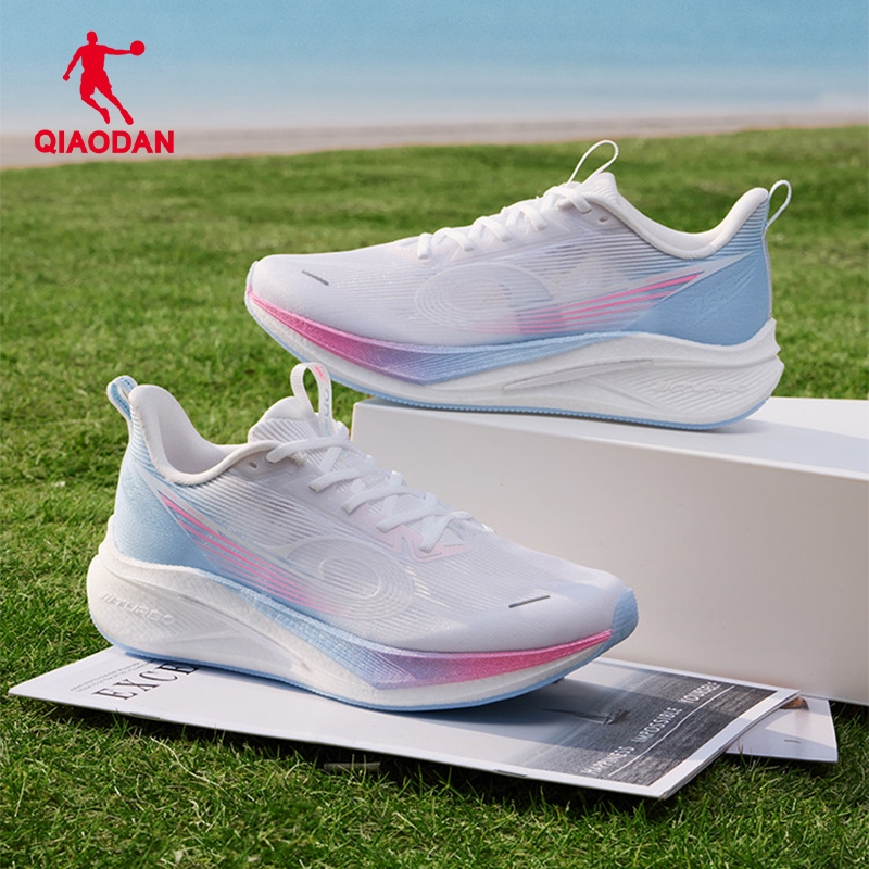 Qiaodan Fast 4.0 รองเท้าวิ่ง สำหรับผู้หญิง ออกแบบมาเพื่อฝึกความเร็วกันกระแทกและมีพื้นรองเท้านานาใช้งาน  QXB022262225 — รองเท้ากีฬา แบรนด์ Qiaodan ของแท้ 100% เช็คราคาจาก Shopee Lazada thumbnail 2