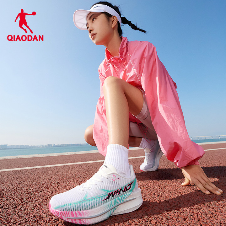 Qiaodan WIND 4.0 รองเท้าวิ่งผู้หญิง สำหรับการวิ่งมาราธอนและการฝึกซ้อม กันลื่น สวมใส่ง่ายQDB022262298 — รองเท้ากีฬา แบรนด์ Qiaodan ของแท้ 100% เช็คราคาจาก Shopee Lazada thumbnail 8