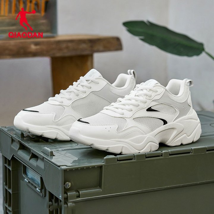 Qiaodan รองเท้าผ้าใบลําลองผู้ชาย Chunky Sole รองเท้าวิ่งย้อนยุคสีขาว QXL043252432R — รองเท้ากีฬา แบรนด์ Qiaodan ของแท้ 100% เช็คราคาจาก Shopee Lazada - รูปที่ 1