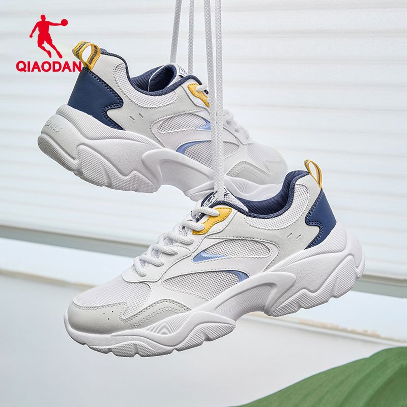 Qiaodan รองเท้าผ้าใบลําลองผู้ชาย Chunky Sole รองเท้าวิ่งย้อนยุคสีขาว QXL043252432R — รองเท้ากีฬา แบรนด์ Qiaodan ของแท้ 100% เช็คราคาจาก Shopee Lazada thumbnail 4