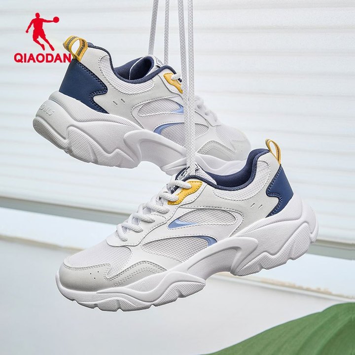 Qiaodan รองเท้าผ้าใบลําลองผู้ชาย Chunky Sole รองเท้าวิ่งย้อนยุคสีขาว QXL043252432R — รองเท้ากีฬา แบรนด์ Qiaodan ของแท้ 100% เช็คราคาจาก Shopee Lazada thumbnail 4