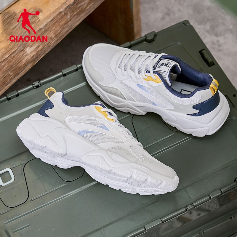 Qiaodan รองเท้าผ้าใบลําลองผู้ชาย Chunky Sole รองเท้าวิ่งย้อนยุคสีขาว QXL043252432R — รองเท้ากีฬา แบรนด์ Qiaodan ของแท้ 100% เช็คราคาจาก Shopee Lazada thumbnail 5