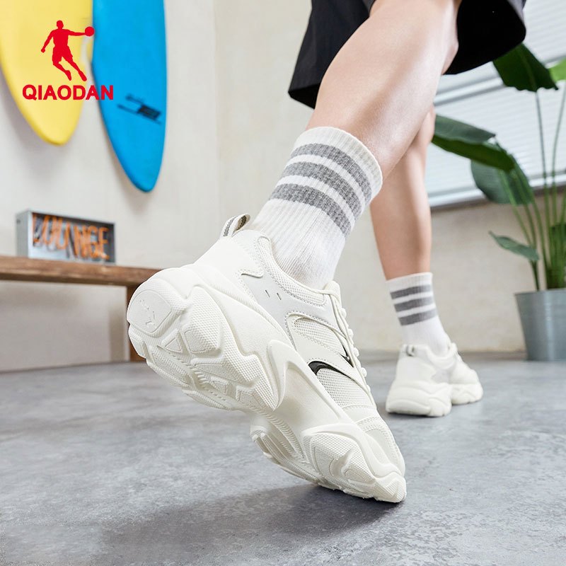 Qiaodan รองเท้าผ้าใบลําลองผู้ชาย Chunky Sole รองเท้าวิ่งย้อนยุคสีขาว QXL043252432R — รองเท้ากีฬา แบรนด์ Qiaodan ของแท้ 100% เช็คราคาจาก Shopee Lazada thumbnail 2