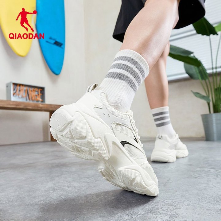 Qiaodan รองเท้าผ้าใบลําลองผู้ชาย Chunky Sole รองเท้าวิ่งย้อนยุคสีขาว QXL043252432R — รองเท้ากีฬา แบรนด์ Qiaodan ของแท้ 100% เช็คราคาจาก Shopee Lazada thumbnail 2