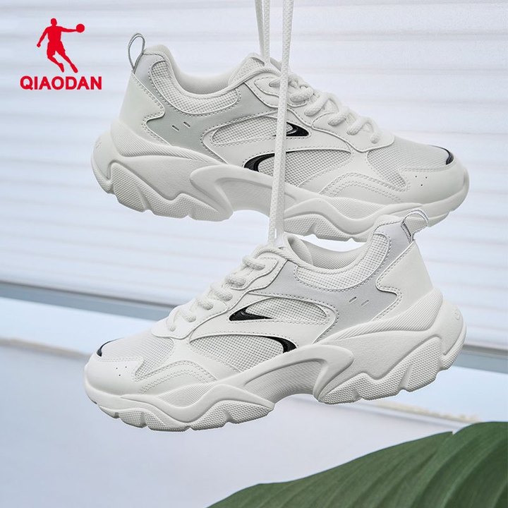 Qiaodan รองเท้าผ้าใบลําลองผู้ชาย Chunky Sole รองเท้าวิ่งย้อนยุคสีขาว QXL043252432R — รองเท้ากีฬา แบรนด์ Qiaodan ของแท้ 100% เช็คราคาจาก Shopee Lazada thumbnail 3