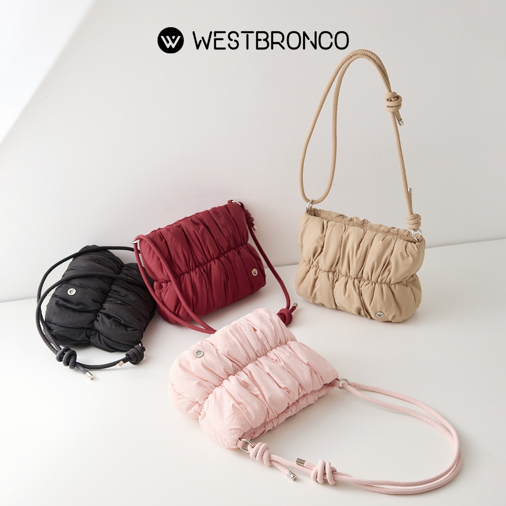 WESTBRONCO รุ่นพีโอนี่ ( paeony ) – ดีไซน์พัฟน้ำหนักเบา สามารถสะพายไหล่หรือสะพายข้างก็ได้ มีช่องด้านในหลายช่อง จัดเก็บของเป็นระเบียบ พร้อมสายปรับความยาวได้ เหมาะสำหรับใช้ในชีวิตประ