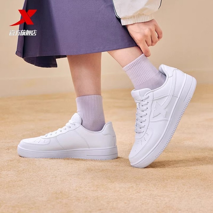 XTEP Air Force One รองเท้าผ้าใบสีขาวส้นสูงสำหรับผู้หญิง สวมใส่สบาย ใช้งานได้หลากหลาย สไตล์สปอร์ตและลำลอง — รองเท้ากีฬา แบรนด์ Xtep ของแท้ 100% เช็คราคาจาก Shopee Lazada thumbnail 3
