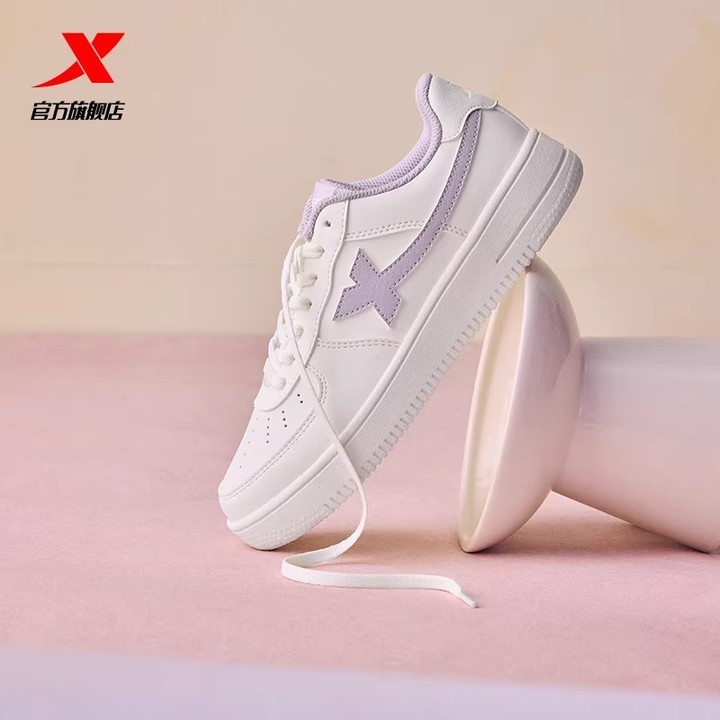 XTEP Air Force One รองเท้าผ้าใบสีขาวส้นสูงสำหรับผู้หญิง สวมใส่สบาย ใช้งานได้หลากหลาย สไตล์สปอร์ตและลำลอง — รองเท้ากีฬา แบรนด์ Xtep ของแท้ 100% เช็คราคาจาก Shopee Lazada - รูปที่ 1