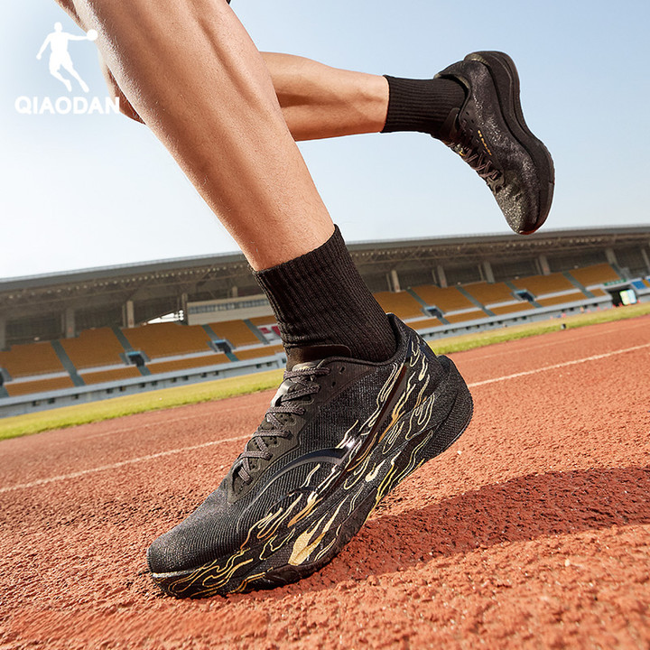 สีQiaodan SOAR 3.0 รองเท้าวิ่งผู้ชายแผ่นไนลอน Turbo Rebound Anti-Slip QDB023262294 — รองเท้ากีฬา แบรนด์ Qiaodan ของแท้ 100% เช็คราคาจาก Shopee Lazada thumbnail 8