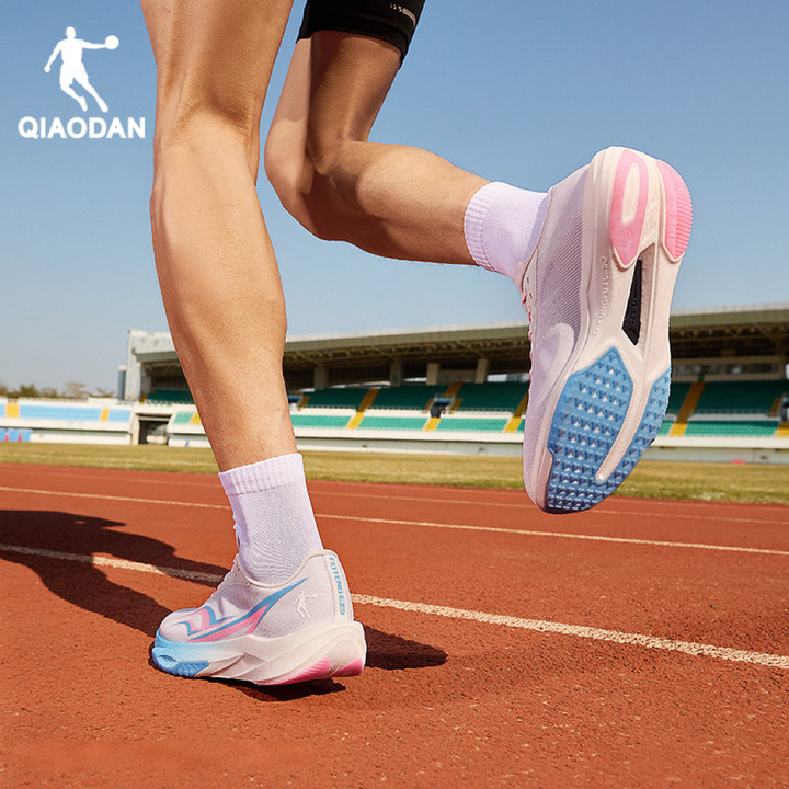 สีQiaodan SOAR 3.0 รองเท้าวิ่งผู้ชายแผ่นไนลอน Turbo Rebound Anti-Slip QDB023262294 — รองเท้ากีฬา แบรนด์ Qiaodan ของแท้ 100% เช็คราคาจาก Shopee Lazada thumbnail 7