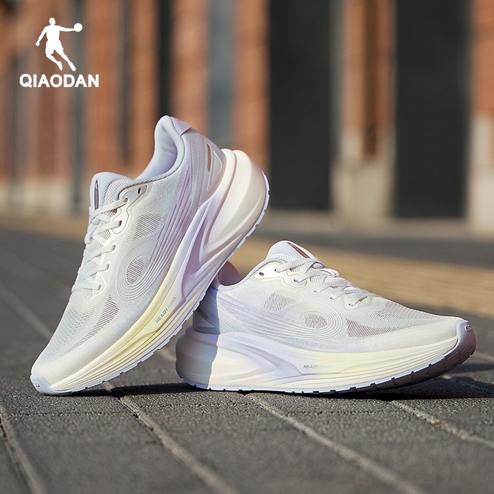 รองเท้าวิ่ง Qiaodan Balanced 1.0 สำหรับผู้หญิง ออกแบบมาเพื่อความนุ่มนวลและกันกระแทก มีตาข่ายระบายอากาศ — รองเท้ากีฬา แบรนด์ Qiaodan ของแท้ 100% เช็คราคาจาก Shopee Lazada thumbnail 4
