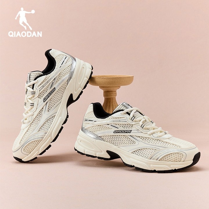 รองเท้า Qiaodan สำหรับผู้หญิง ตาข่าย breathable สไตล์ retro สำหรับวิ่งและสวมใส่งานประจำวัน — รองเท้ากีฬา แบรนด์ Qiaodan ของแท้ 100% เช็คราคาจาก Shopee Lazada thumbnail 4
