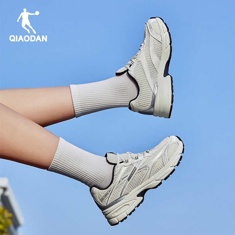 รองเท้า Qiaodan สำหรับผู้หญิง ตาข่าย breathable สไตล์ retro สำหรับวิ่งและสวมใส่งานประจำวัน — รองเท้ากีฬา แบรนด์ Qiaodan ของแท้ 100% เช็คราคาจาก Shopee Lazada thumbnail 5