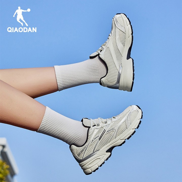 รองเท้า Qiaodan สำหรับผู้หญิง ตาข่าย breathable สไตล์ retro สำหรับวิ่งและสวมใส่งานประจำวัน — รองเท้ากีฬา แบรนด์ Qiaodan ของแท้ 100% เช็คราคาจาก Shopee Lazada thumbnail 5