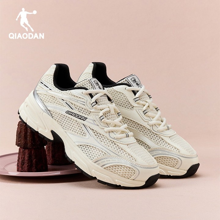 รองเท้า Qiaodan สำหรับผู้หญิง ตาข่าย breathable สไตล์ retro สำหรับวิ่งและสวมใส่งานประจำวัน — รองเท้ากีฬา แบรนด์ Qiaodan ของแท้ 100% เช็คราคาจาก Shopee Lazada thumbnail 3