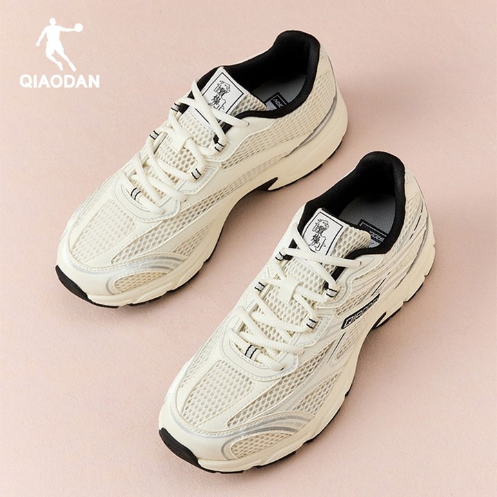 รองเท้า Qiaodan สำหรับผู้หญิง ตาข่าย breathable สไตล์ retro สำหรับวิ่งและสวมใส่งานประจำวัน — รองเท้ากีฬา แบรนด์ Qiaodan ของแท้ 100% เช็คราคาจาก Shopee Lazada thumbnail 2