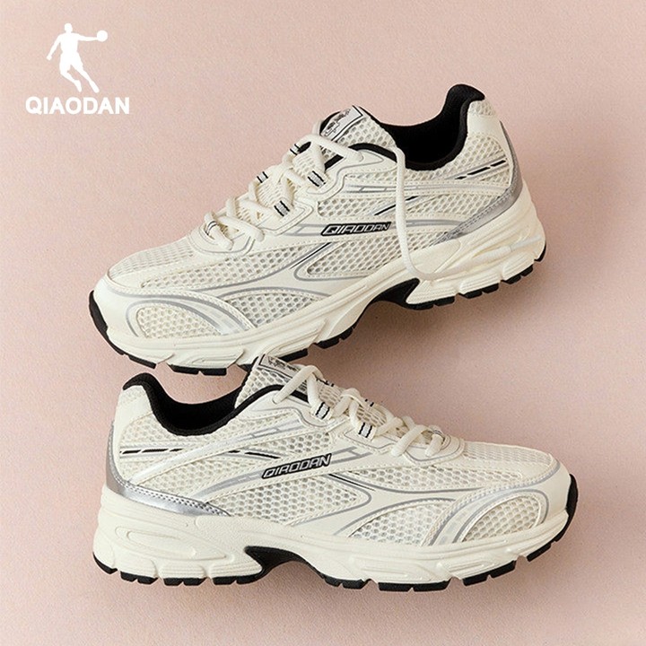 รองเท้า Qiaodan สำหรับผู้หญิง ตาข่าย breathable สไตล์ retro สำหรับวิ่งและสวมใส่งานประจำวัน — รองเท้ากีฬา แบรนด์ Qiaodan ของแท้ 100% เช็คราคาจาก Shopee Lazada - รูปที่ 1