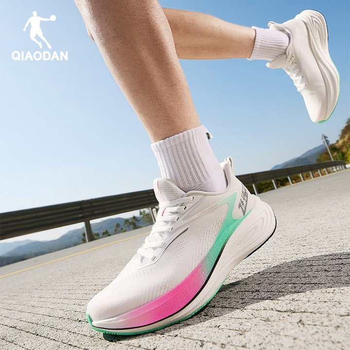 รองเท้าวิ่ง Qiaodan FAST 4Lite สำหรับผู้ชาย ดีไซน์ทันสมัย ระบายอากาศได้ดี QXB023262220 — รองเท้ากีฬา แบรนด์ Qiaodan ของแท้ 100% เช็คราคาจาก Shopee Lazada thumbnail 4