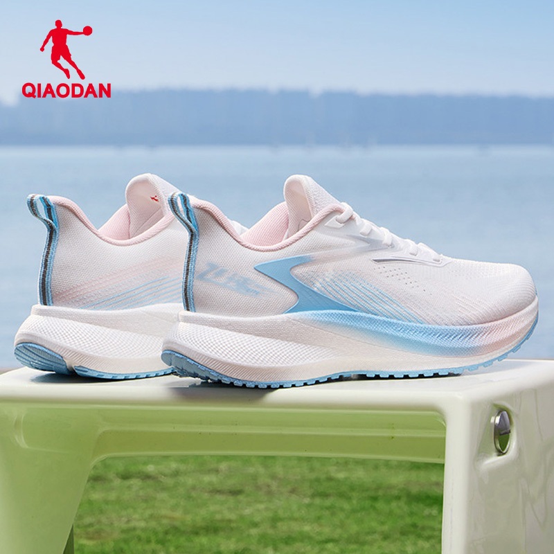 รองเท้าวิ่ง Qiaodan Fast 4Lite สำหรับผู้หญิง ออกแบบมาให้สวมใส่ง่าย กันลื่นและทนทาน QXB022262220 — รองเท้ากีฬา แบรนด์ Qiaodan ของแท้ 100% เช็คราคาจาก Shopee Lazada thumbnail 7