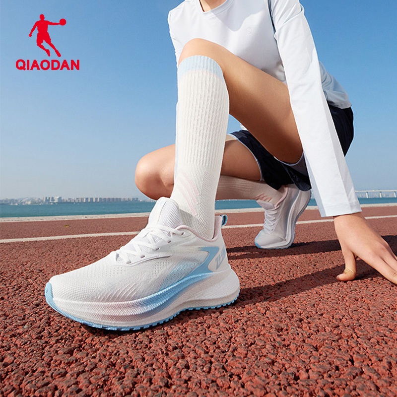 รองเท้าวิ่ง Qiaodan Fast 4Lite สำหรับผู้หญิง ออกแบบมาให้สวมใส่ง่าย กันลื่นและทนทาน QXB022262220 — รองเท้ากีฬา แบรนด์ Qiaodan ของแท้ 100% เช็คราคาจาก Shopee Lazada thumbnail 2