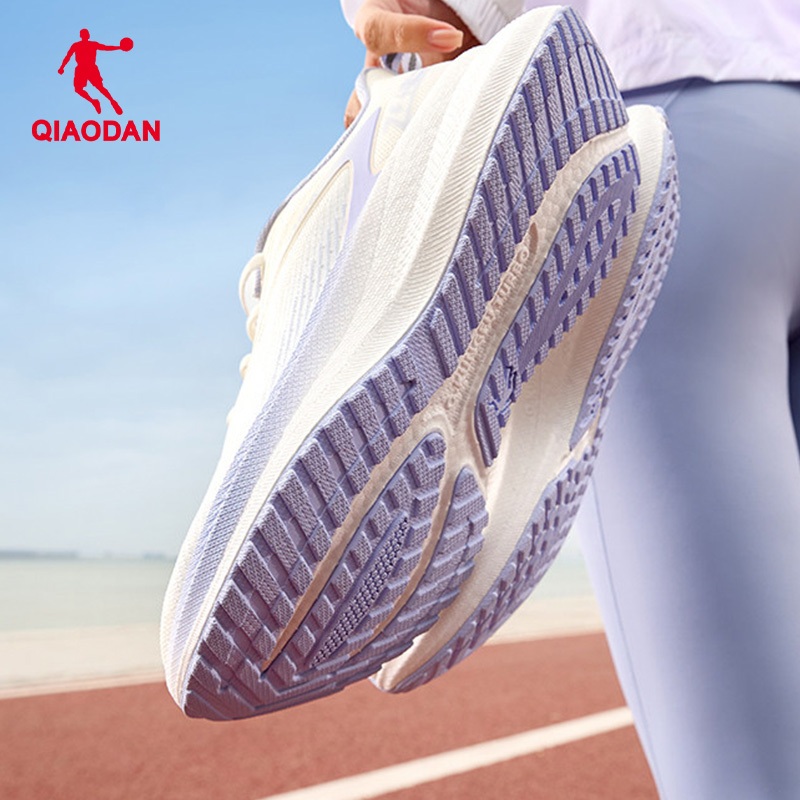 รองเท้าวิ่ง Qiaodan Fast 4Lite สำหรับผู้หญิง ออกแบบมาให้สวมใส่ง่าย กันลื่นและทนทาน QXB022262220 — รองเท้ากีฬา แบรนด์ Qiaodan ของแท้ 100% เช็คราคาจาก Shopee Lazada thumbnail 5