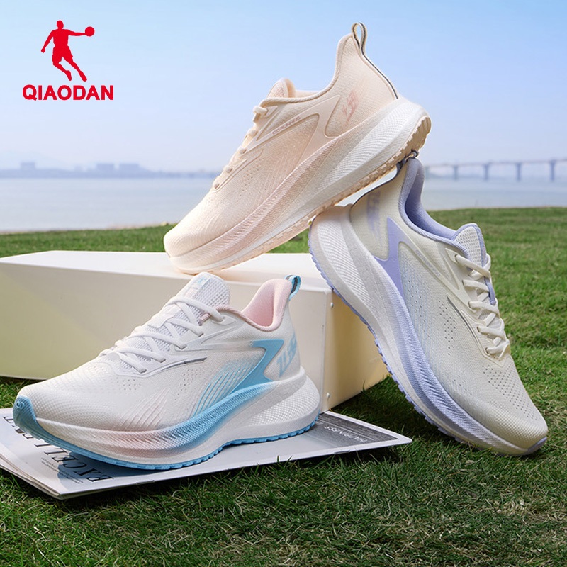 รองเท้าวิ่ง Qiaodan Fast 4Lite สำหรับผู้หญิง ออกแบบมาให้สวมใส่ง่าย กันลื่นและทนทาน QXB022262220 — รองเท้ากีฬา แบรนด์ Qiaodan ของแท้ 100% เช็คราคาจาก Shopee Lazada thumbnail 4