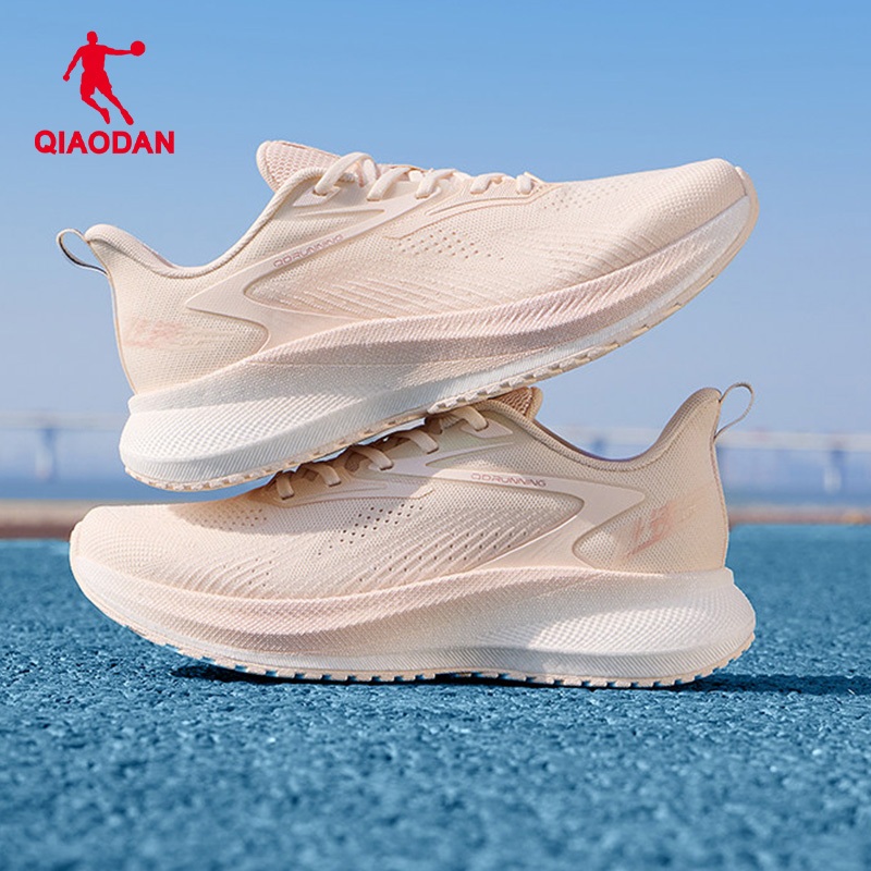 รองเท้าวิ่ง Qiaodan Fast 4Lite สำหรับผู้หญิง ออกแบบมาให้สวมใส่ง่าย กันลื่นและทนทาน QXB022262220 — รองเท้ากีฬา แบรนด์ Qiaodan ของแท้ 100% เช็คราคาจาก Shopee Lazada thumbnail 6