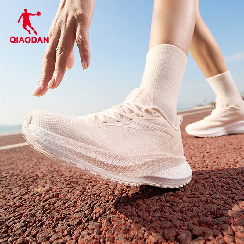 รองเท้าวิ่ง Qiaodan Fast 4Lite สำหรับผู้หญิง ออกแบบมาให้สวมใส่ง่าย กันลื่นและทนทาน QXB022262220 — รองเท้ากีฬา แบรนด์ Qiaodan ของแท้ 100% เช็คราคาจาก Shopee Lazada thumbnail 3