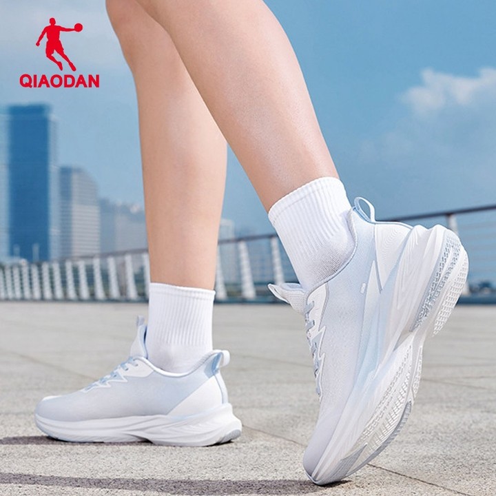 รองเท้าวิ่งผู้หญิงฤดูร้อน Qiaodan QXB022261210 ระบายอากาศได้ดี น้ำหนักเบาที่มีการรองรับอย่างนุ่มนวล — รองเท้ากีฬา แบรนด์ Qiaodan ของแท้ 100% เช็คราคาจาก Shopee Lazada thumbnail 2