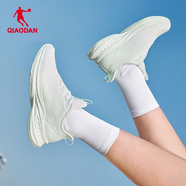 รองเท้าวิ่งผู้หญิงฤดูร้อน Qiaodan QXB022261210 ระบายอากาศได้ดี น้ำหนักเบาที่มีการรองรับอย่างนุ่มนวล — รองเท้ากีฬา แบรนด์ Qiaodan ของแท้ 100% เช็คราคาจาก Shopee Lazada thumbnail 4