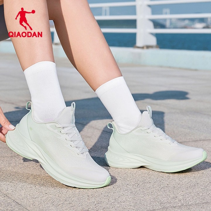 รองเท้าวิ่งผู้หญิงฤดูร้อน Qiaodan QXB022261210 ระบายอากาศได้ดี น้ำหนักเบาที่มีการรองรับอย่างนุ่มนวล — รองเท้ากีฬา แบรนด์ Qiaodan ของแท้ 100% เช็คราคาจาก Shopee Lazada thumbnail 6
