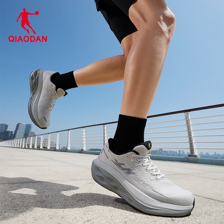 Qiaodan LH600 2.0 รองเท้าวิ่งผู้ชายพื้นหนาเบาะกว้าง Stable Jog Breathable QXB023263229ร — รองเท้ากีฬา แบรนด์ Qiaodan ของแท้ 100% เช็คราคาจาก Shopee Lazada thumbnail 8