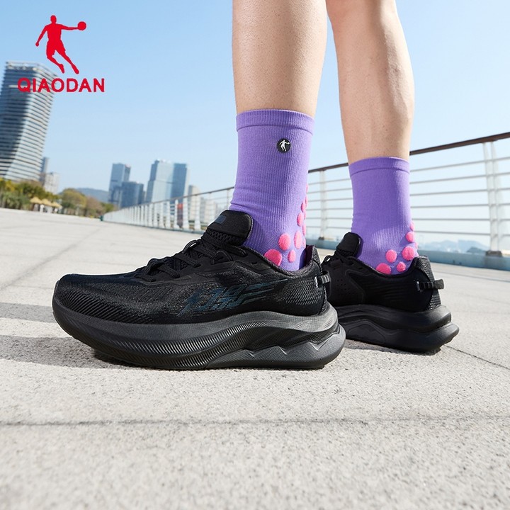 Qiaodan WIDE 3.0 รองเท้าวิ่งผู้ชายกว้าง Fit Shock Absorption Soft Breathable Arch Support QDB023262292 — รองเท้ากีฬา แบรนด์ Qiaodan ของแท้ 100% เช็คราคาจาก Shopee Lazada thumbnail 4
