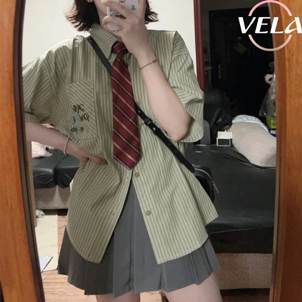 Vela [แถมฟรีเนคไท] เสื้อเชิ้ตลายทาง แขนสั้น ทรงโอเวอร์ไซส์ ทรงหลวม/Oversize สไตล์เกาหลี Y2K ใส่เป็นเสื้อคลุมได้ แมทช์ง่าย