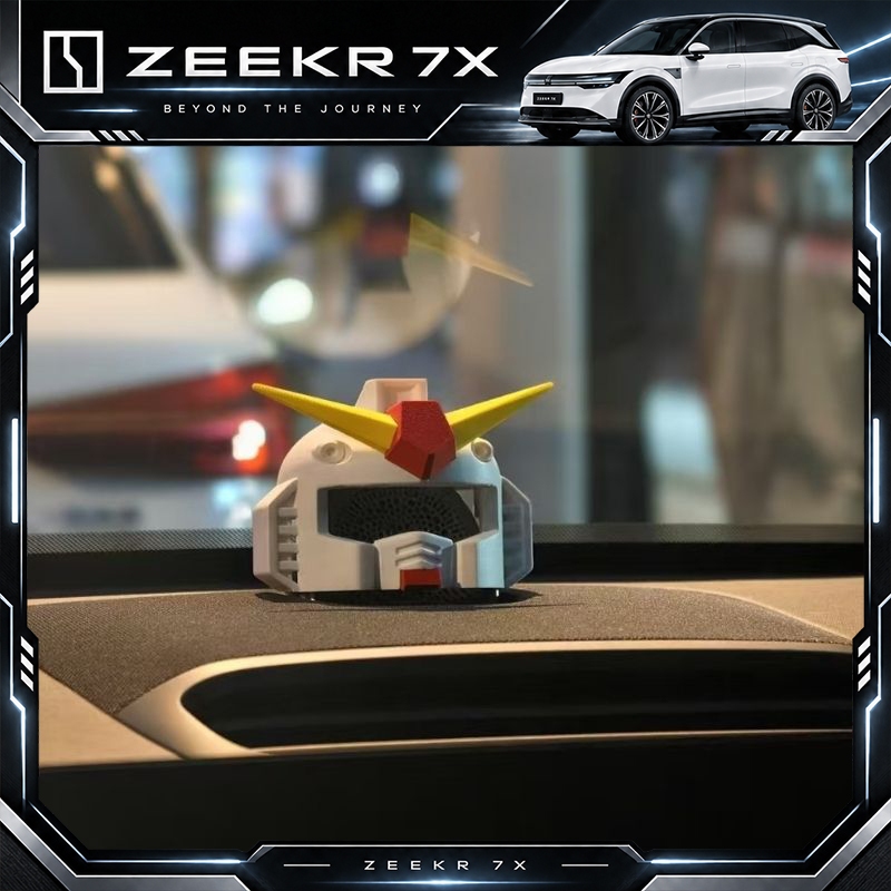 หมวกจิ๋วติดลำโพงคอนโซลกลาง ZEEKR 7X ทรงหมวกกันดั้ม (Gundam) ดีไซน์หุ่นยนต์รบสุดเท่ ของแต่งรถ