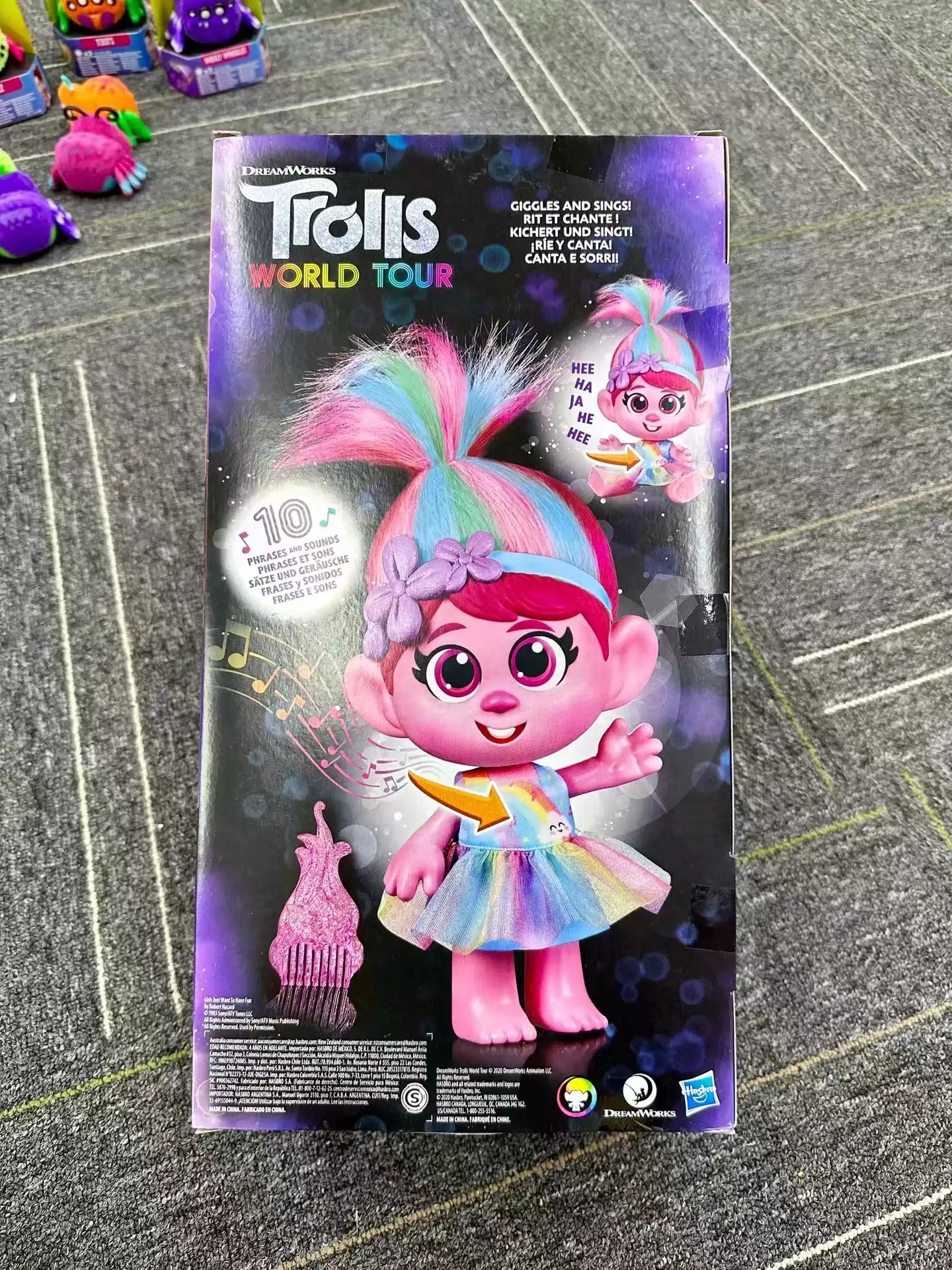 Hasbro DreamWorks Trolls World Tour Pop-to-Rock Poppy Poupée Chantante Avec 2 Looks Et Sons Differents Jouet Chante Trolls Qui Veulent Juste Samuser Francais