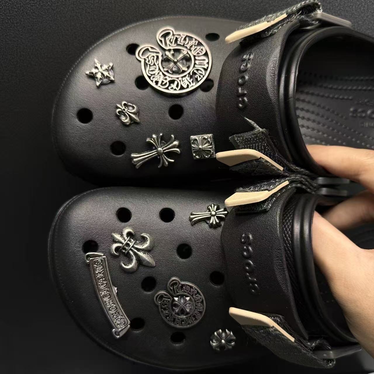 jibbitz crocs จิบbitz เครื่องประดับรองเท้าลายนูนตกแต่งรองเท้าโลหะลายนูน ...