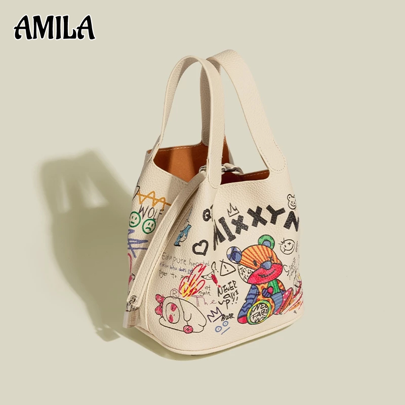 Amila ใหม่ กระเป๋าหนังวัวแท้ ทรงบักเก็ต ลายกราฟฟิตี้หมีน่ารัก ความจุเยอะ แฟชั่นสําหรับผู้หญิง