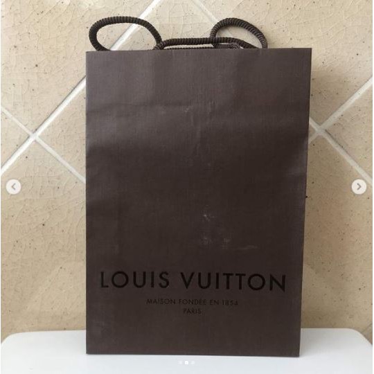 ถุงกระดาษ-แบรนด์-louis-vuitton-รุ่นสีน้ำตาล-ของแท้-แน่นอน-ลายสวยมาก-ด้านข้างถุงก็เป็นลายอย่างดี-สีสวย-มาจาก-shop