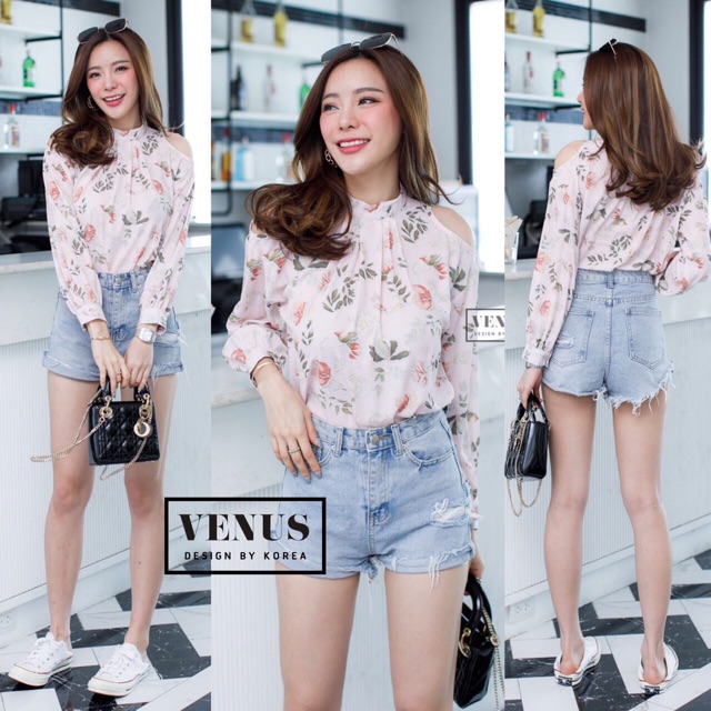 เสื้อแขนยาวพิมพ์ลายดอกไม้ดีเทลเจาะช่วงไหล่เว้า