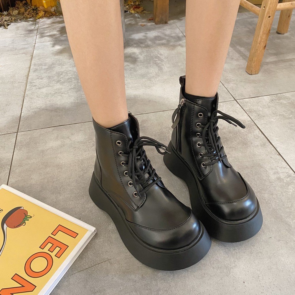 ภาพหน้าปกสินค้ารองเท้าบูทมาร์ตินพื้นหนาผู้หญิงน้ำ ins2020 ใหม่สไตล์อังกฤษรองเท้าเชลซีรองเท้าบูทสั้นมอเตอร์ไซค์เด็กฤดูใบไม้ผลิและฤดูใบไม