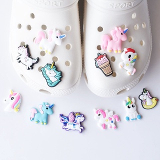 ภาพหน้าปกสินค้าการ์ตูนยูนิคอร์น นุ่ม PVC jibitz crocks น่ารัก รองเท้า จี้หมุด สําหรับผู้หญิง รองเท้า อุปกรณ์ตกแต่ง ซึ่งคุณอาจชอบสินค้านี้