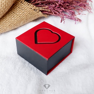 กล่องใส่แหวนสีแดงดำ ตัดลายหัวใจมุมซ้าย ข้างในบุด้วยสปั้นช์นิ่มสีดำ (BOX31)