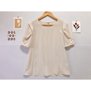 AG เสื้อผ้าโพลี สีครีม ดีเทลแขนสวย