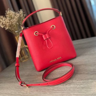 (ผ่อน0%) กระเป๋าสะพายข้าง ทรงขนมจีบ Michael Kors Suri Small Bucket Crossbody Bag Flame 35T0GU2C0L หนังแท้ สีแดง